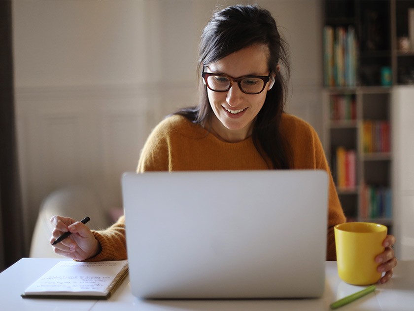 Fotografía: una bibliotecaria toma un curso en línea de WebJunction